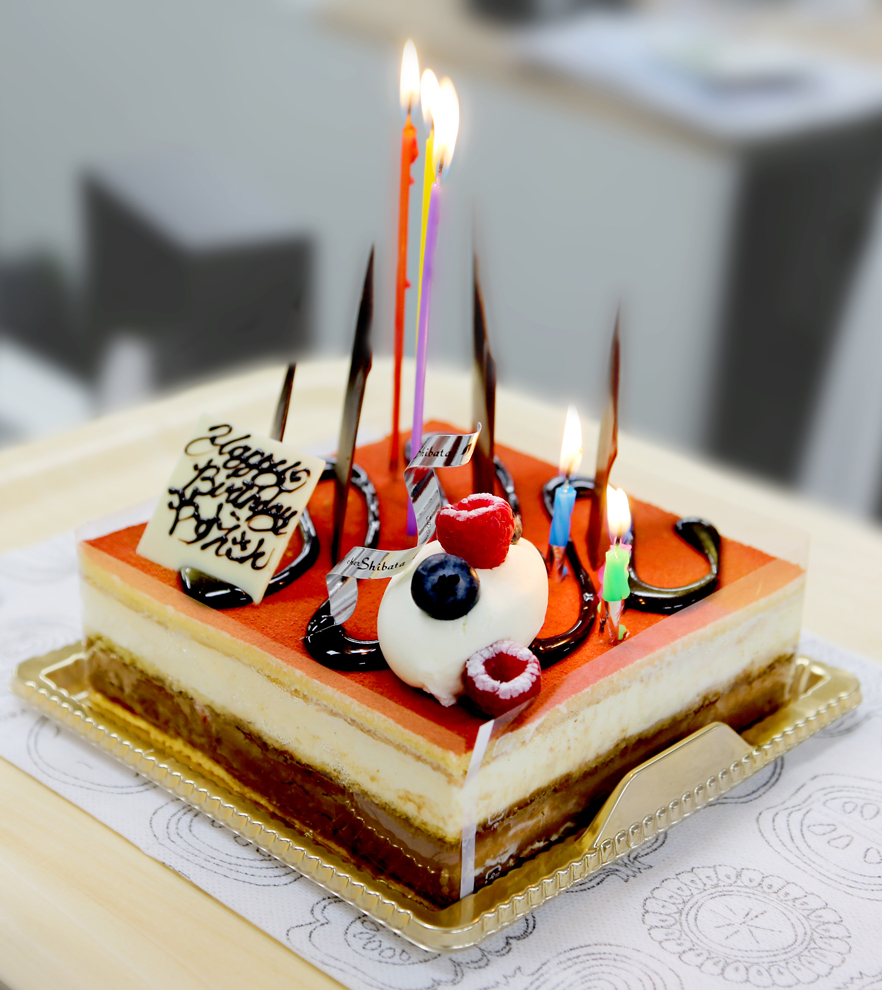 社長、33歳おめでとうございます！的なケーキ